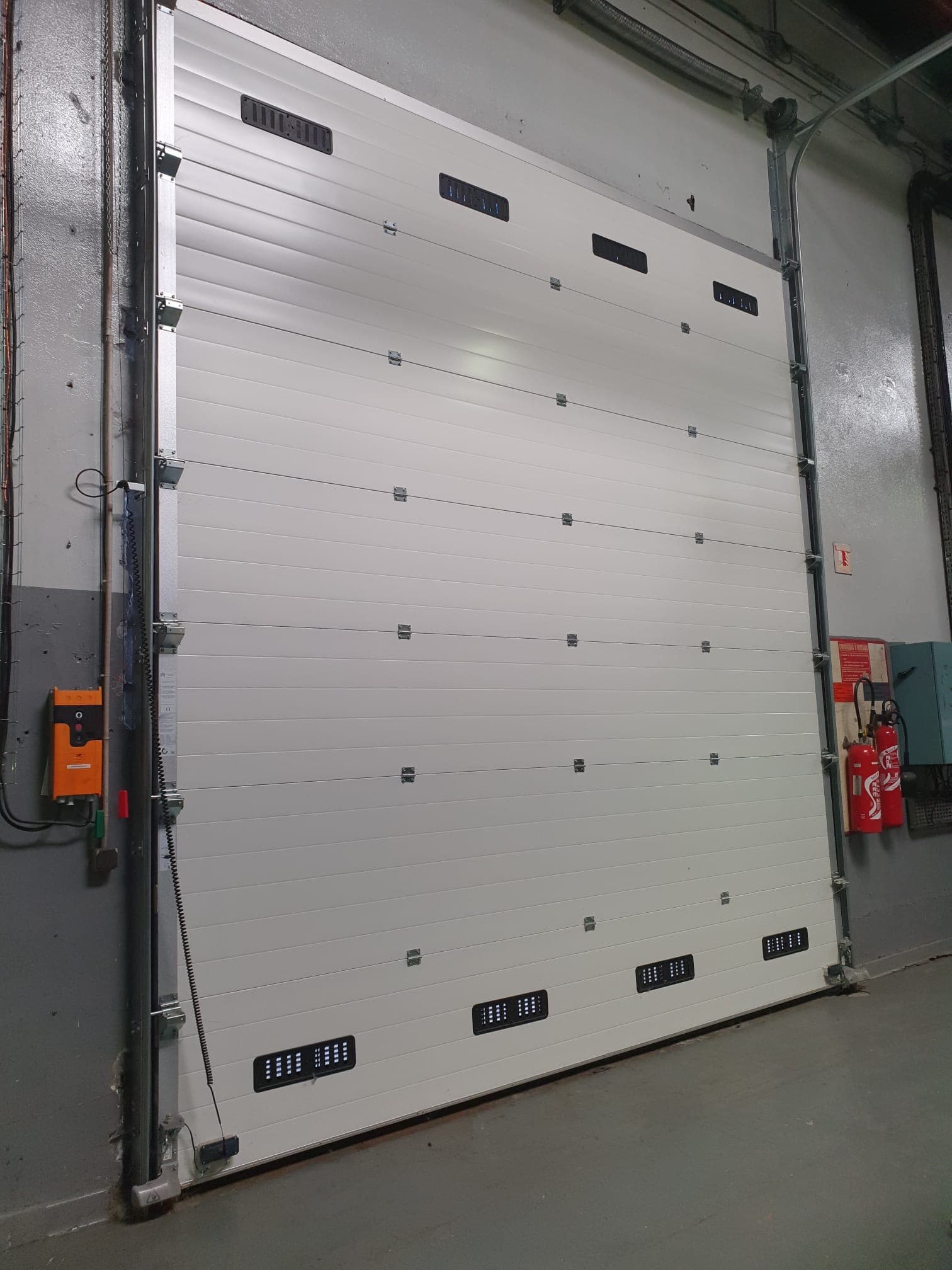 Installation de portes sectionnelles — Plateforme logistique